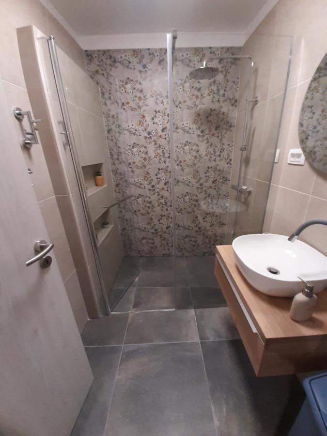 Qr Apartment For Family, Couples, And Friends Stay In غييكا المظهر الخارجي الصورة